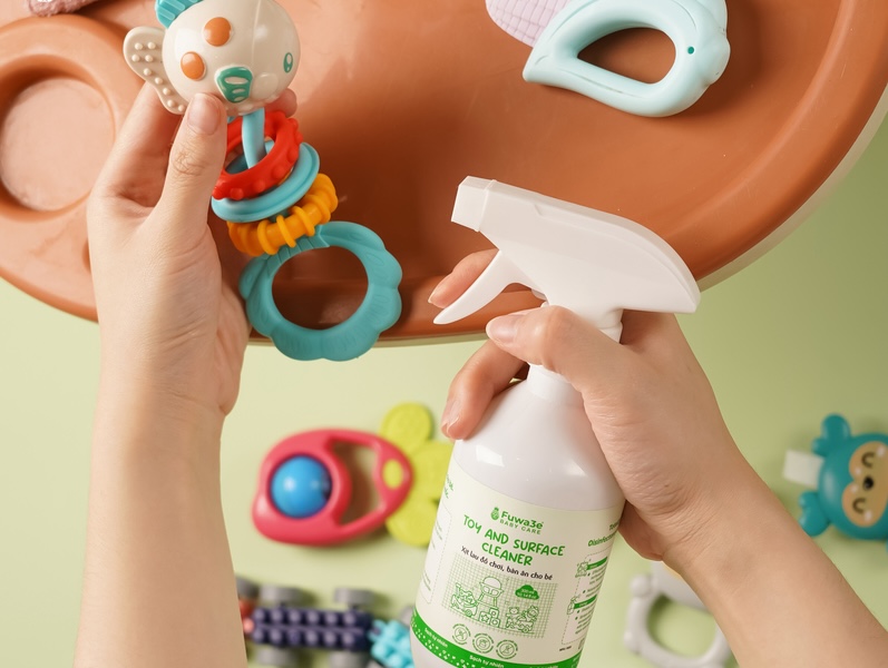 Xịt trực tiếp lên đồ chơi